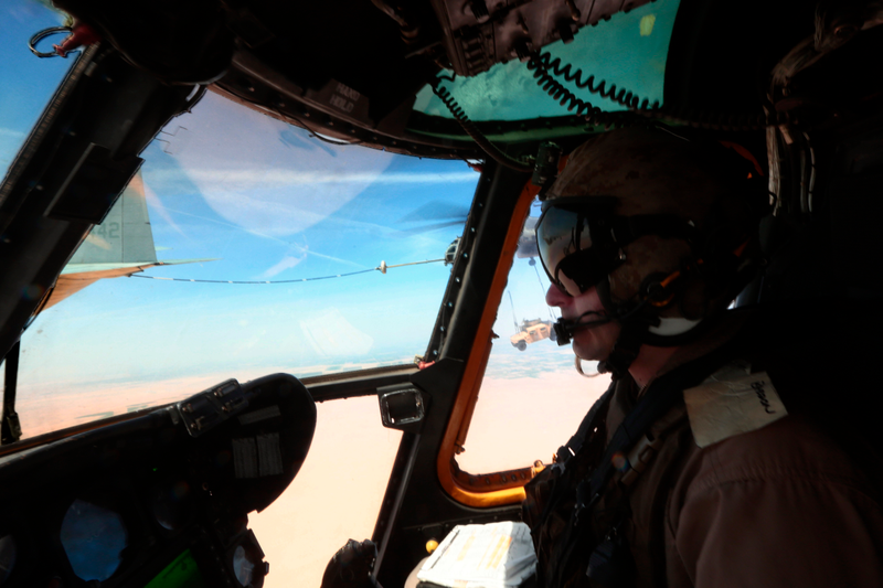 Illustration for article titled This Is A Plane That's Refueling A Helicopter That's Carrying A Hummer